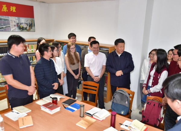 　　5月2日，中共中央总书记、国家主席、中央军委主席习近平来到北京大学考察。这是习近平在北京大学马克思主义学院，与正在就“解读新时代”进行座谈交流的中外学生亲切交谈。新华社记者 李涛 摄