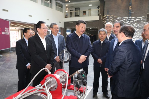 　　5月2日，中共中央总书记、国家主席、中央军委主席习近平来到北京大学考察。这是习近平在北京大学金光生命科学大楼一层大厅认真听取关于学校学科建设、人才队伍建设、科研创新能力提升等情况介绍。新华社记者 姚大伟 摄