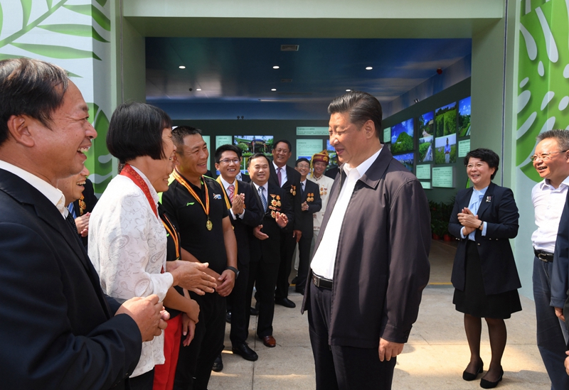 4月11日至13日,中共中央总书记、国家主席、中央军委主席习近平在海南考察。这是4月13日上午,习近平在位于海口市的海南省博物馆门前广场上同海南省部分劳动模范和行业代表亲切交谈。