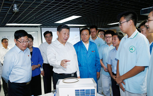 2016年9月9日,习近平在北京市八一学校实验室察看师生们研制的科普小卫星,他特别对孩子们说:“你们的小卫星发射时别忘了通知我一下。”