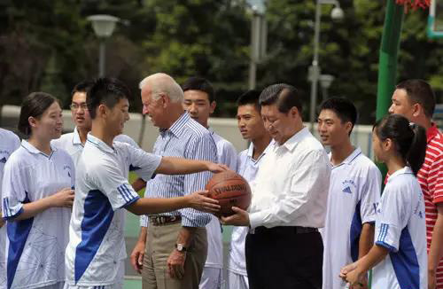 2011年8月21日下午,习近平与时任美国副总统约瑟夫·拜登一起在汶川地震后重建的都江堰青城山高级中学与学生交流互动。