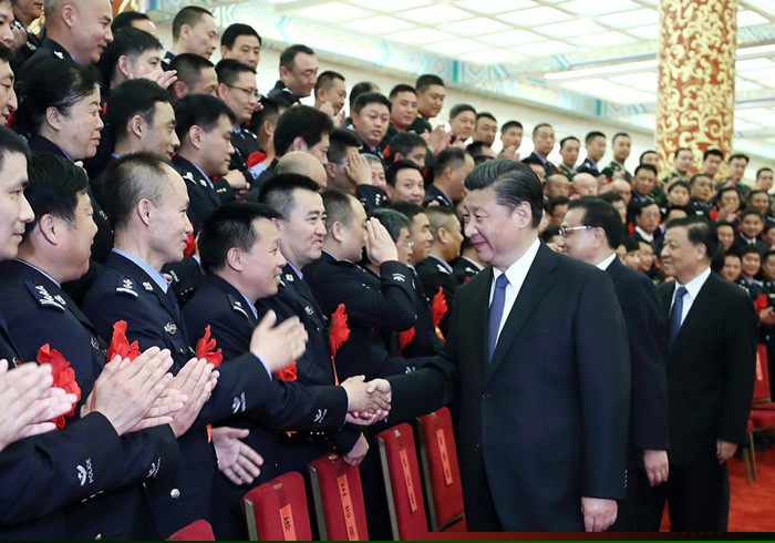 5月19日，全国公安系统英雄模范立功集体表彰大会在北京人民大会堂举行。会前，习近平、李克强、刘云山等会见与会代表。