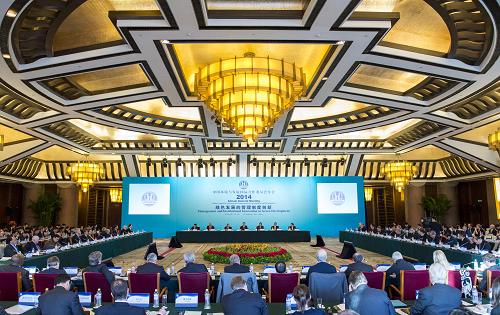 12月1日,国务院副总理、中国环境与发展国际合作委员会主席张高丽在北京出席中国环境与发展国际合作委员会2014年年会开幕式并讲话。新华社记者 王晔 摄