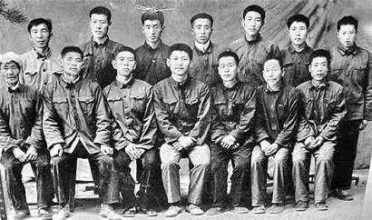 在送习近平上大学时,陕北梁家河村民与习近平合影留念